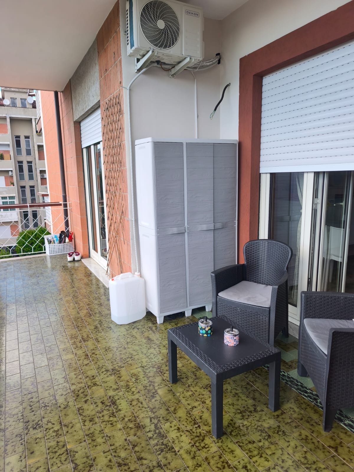 Terrazzo con zona relax e armadio portaoggetti nella comunità CPA Futura
