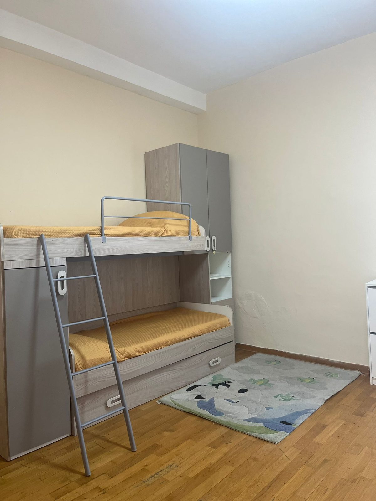 Cameretta con letto a castello e tappeto gioco nella comunità Happy Family