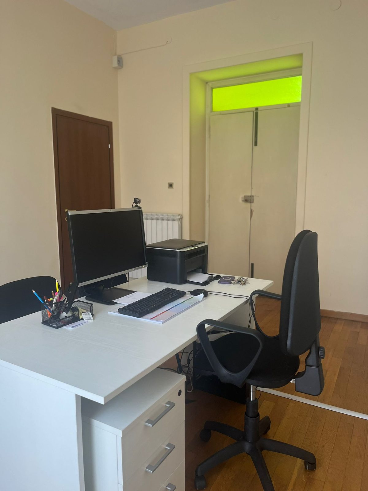 Ufficio con scrivania, computer e stampante nella comunità Happy Family