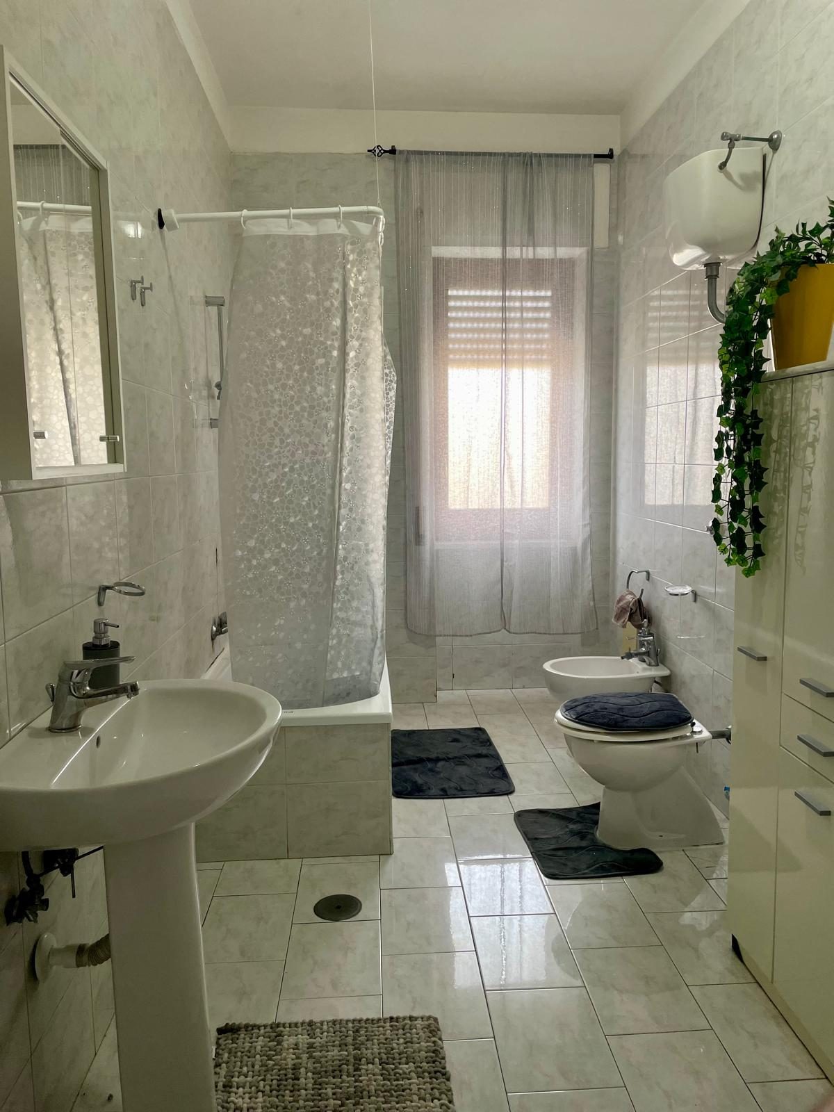 Bagno con doccia, vasca e bidet nella comunità I Folletti