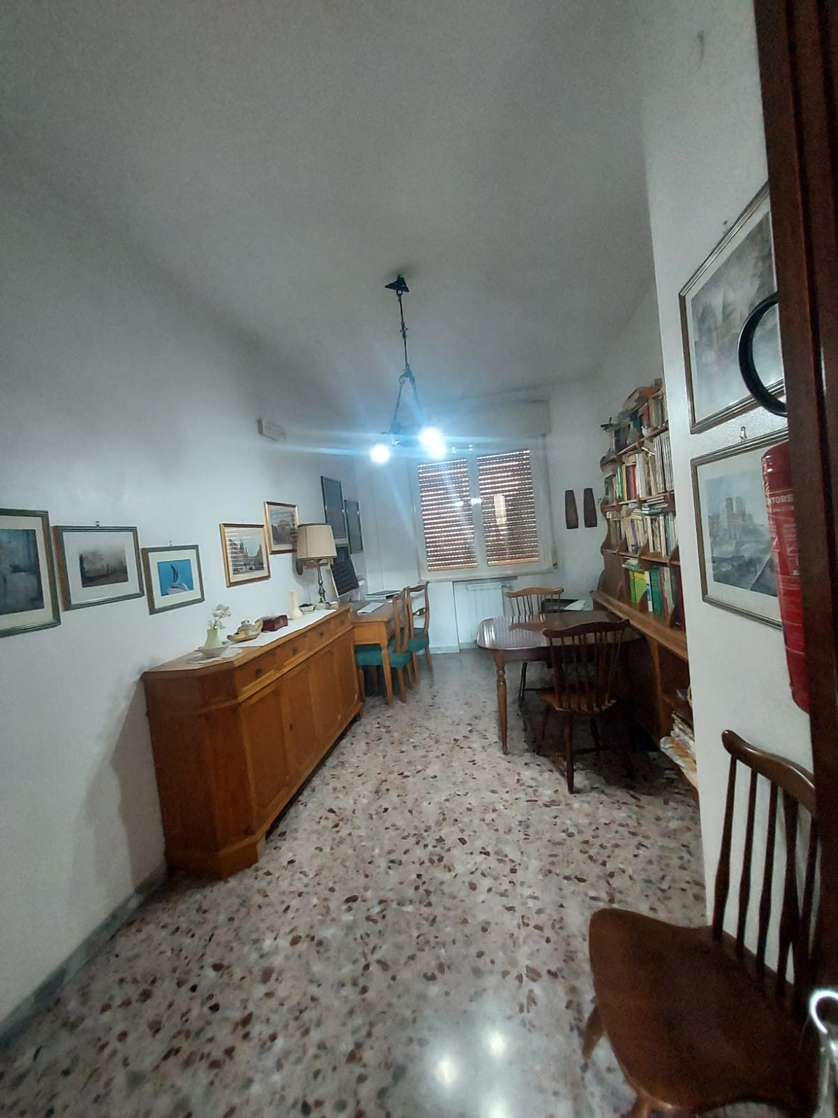 Salotto in stile classico con credenza e tavolo da pranzo nella comunità La Casa di Nonna Pupetta