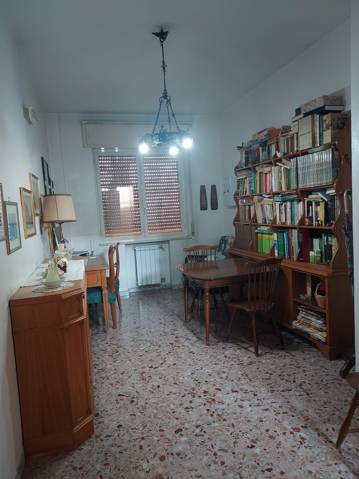 Studio con libreria, tavolo e sedie in stile classico nella comunità La Casa di Nonna Pupetta