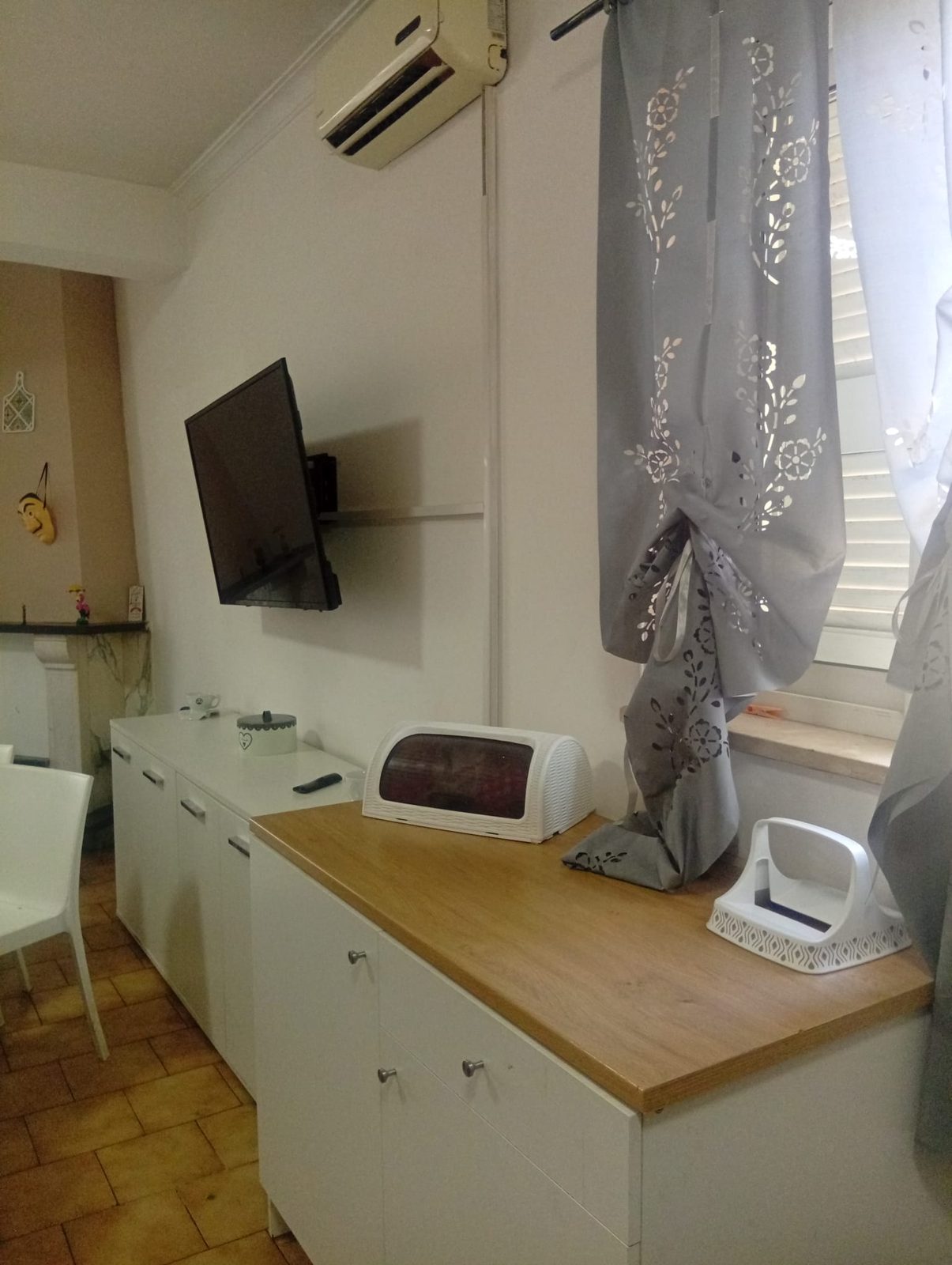Zona living con TV a parete e credenza nella comunità State Buoni se Potete